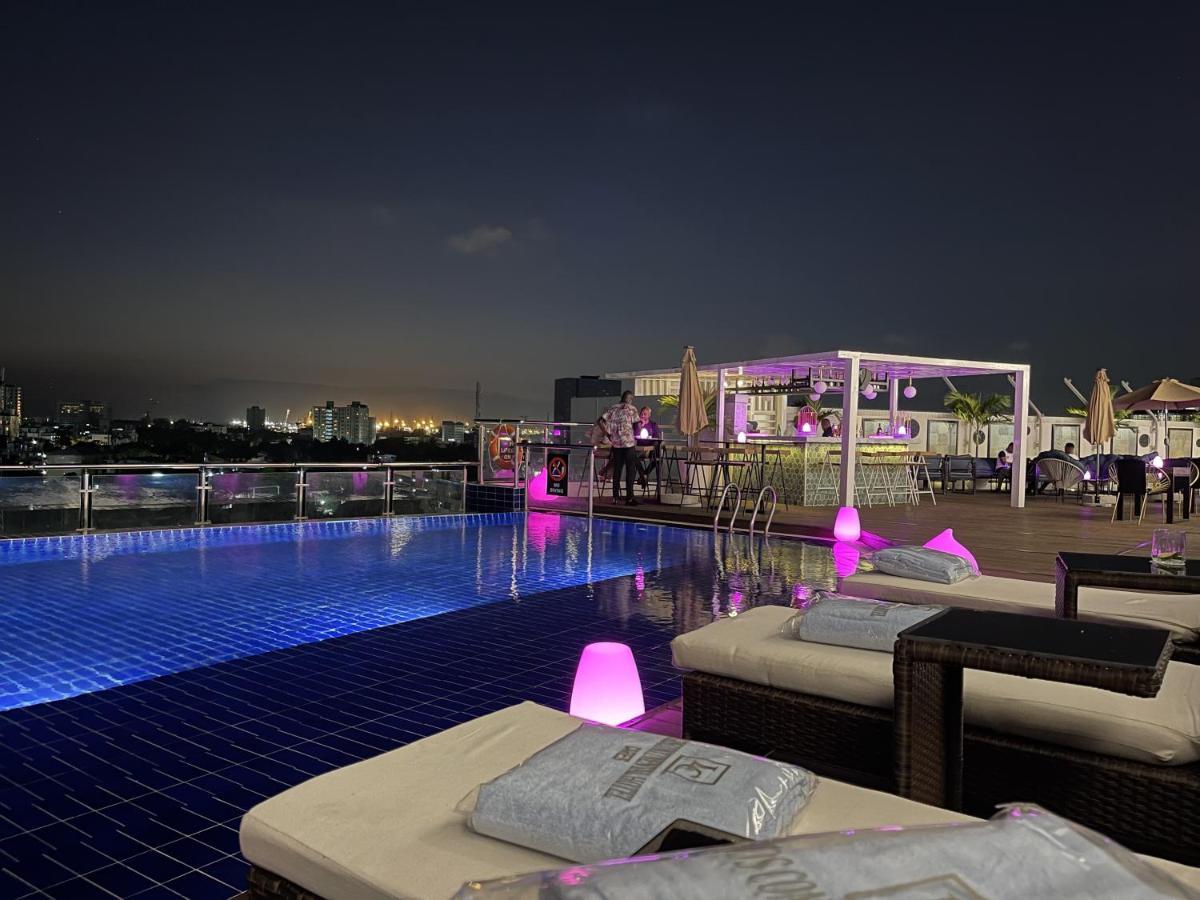 Lagos Continental Hotel Eksteriør bilde The rooftop pool at the hotel