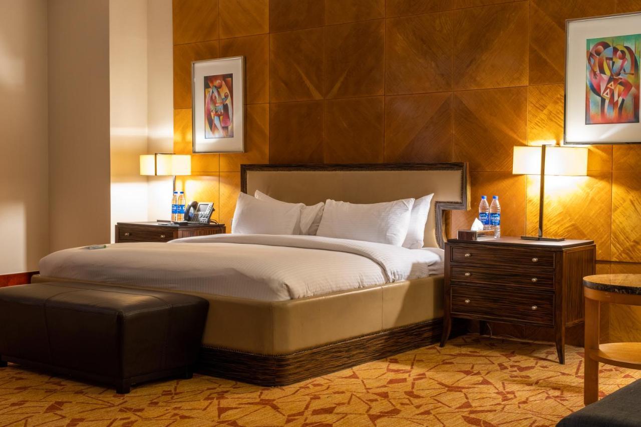 Lagos Continental Hotel Eksteriør bilde A bedroom at the Fairmont