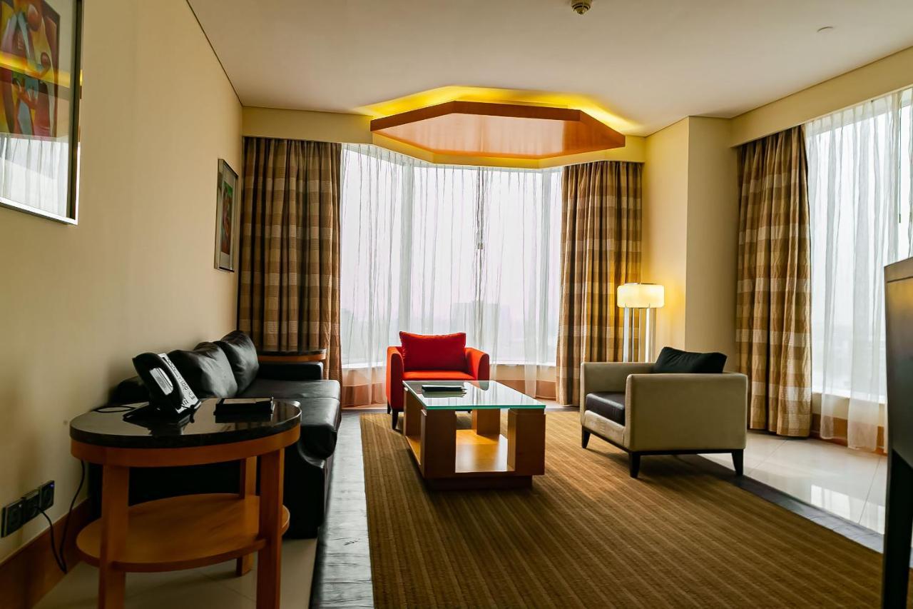 Lagos Continental Hotel Eksteriør bilde Living room of a suite at the hotel