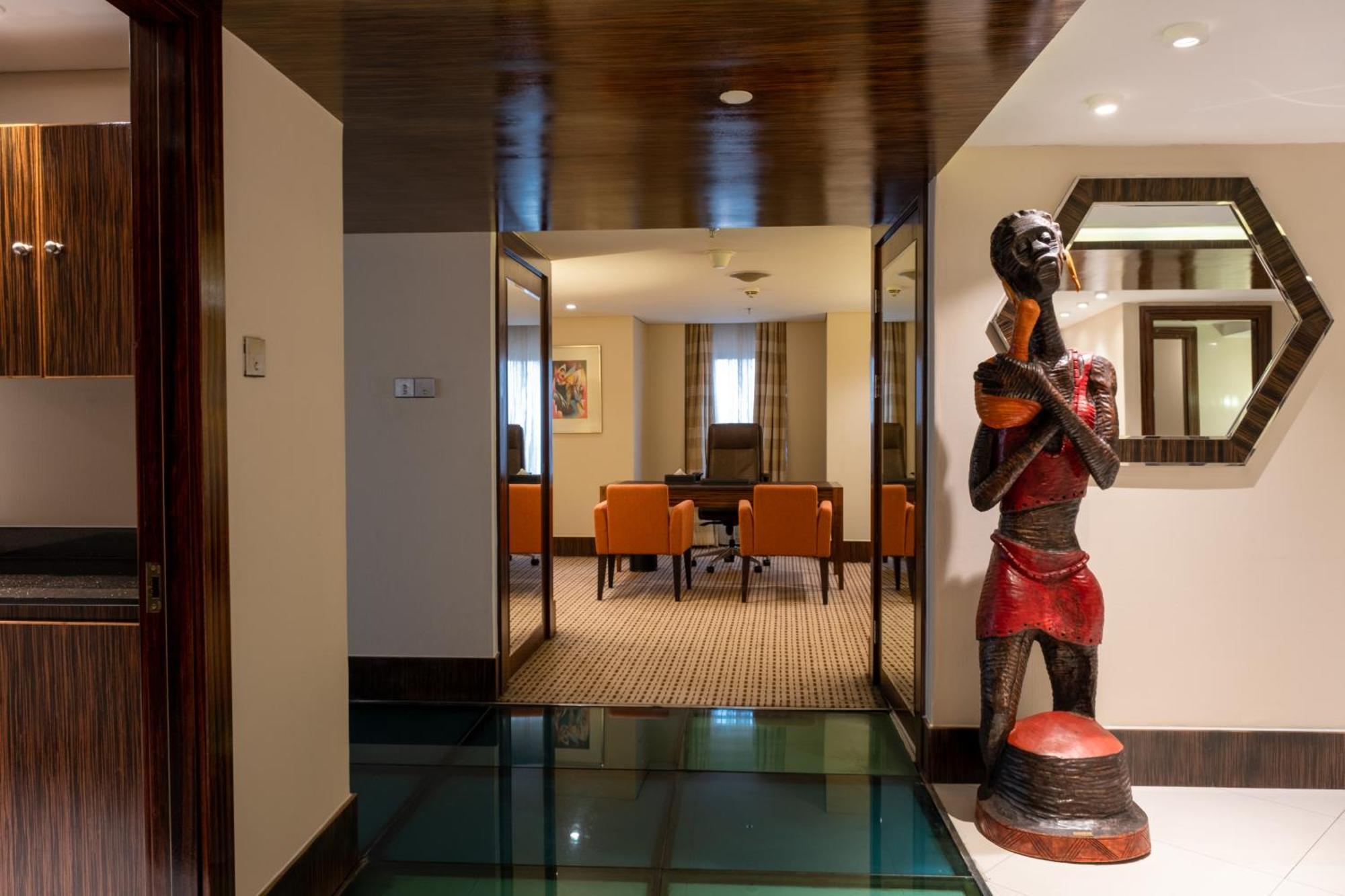 Lagos Continental Hotel Eksteriør bilde The interior of a suite at the Taj Bengal