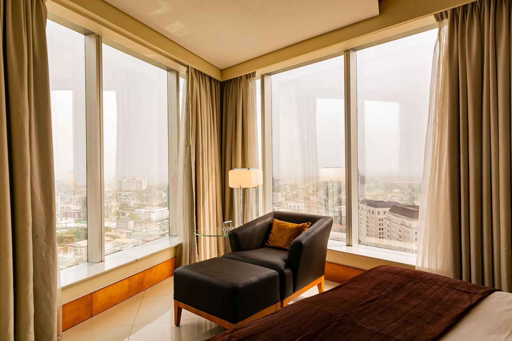 Lagos Continental Hotel Eksteriør bilde A room at the Ritz-Carlton, Dubai