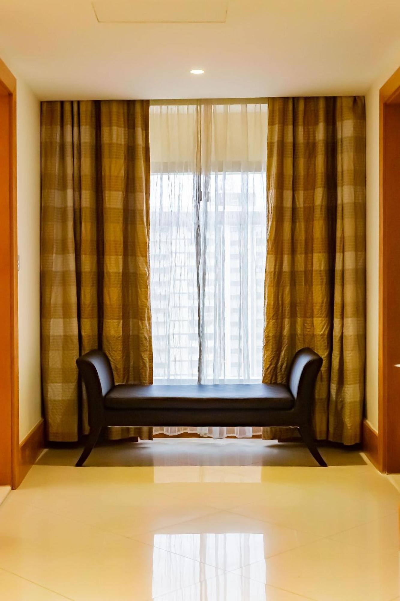 Lagos Continental Hotel Eksteriør bilde Window seat with a settee