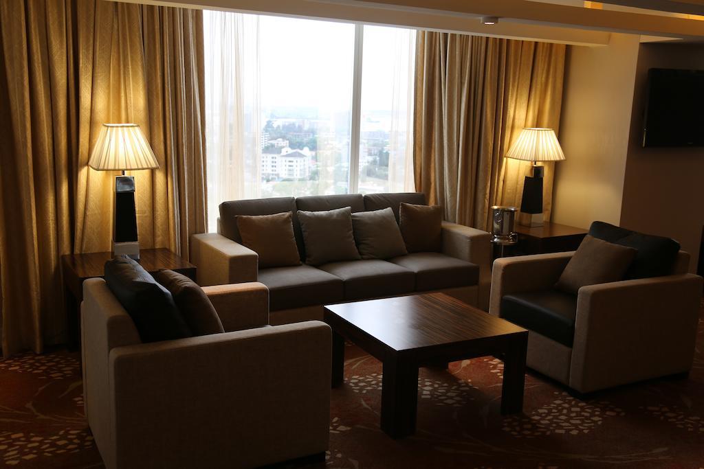 Lagos Continental Hotel Eksteriør bilde A living room in a suite at the hotel