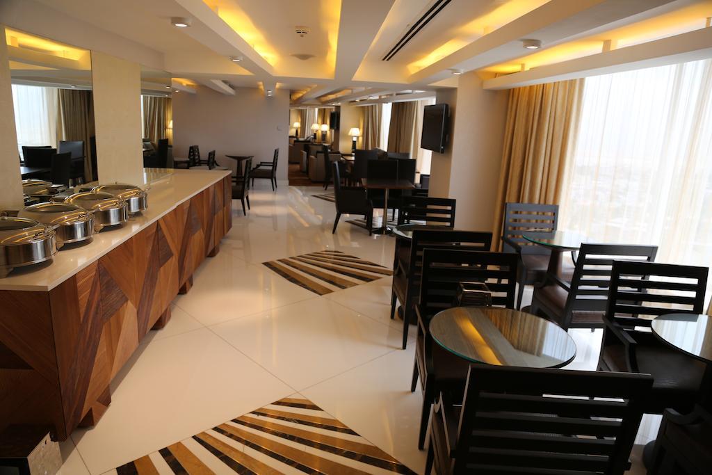 Lagos Continental Hotel Eksteriør bilde The Royal Club Lounge at the Royal Plaza Hotel
